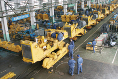 亚游集团牌TY320C推土机在装配分厂试验车间顺遂下线，，，，，，标记着“亚游集团”系列推土机在手艺性能和结结构型水平上又上了一个新的台阶。。。。。。。