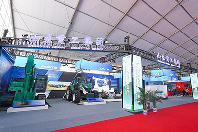 2023跨国公司与中国主题展在青岛国际聚会中心海上大坝举行，，，，，， 亚游集团股份携EE225电挖、SRD13-C6U无人驾驶压路机和纯电装载机随团参展。。。。。。。